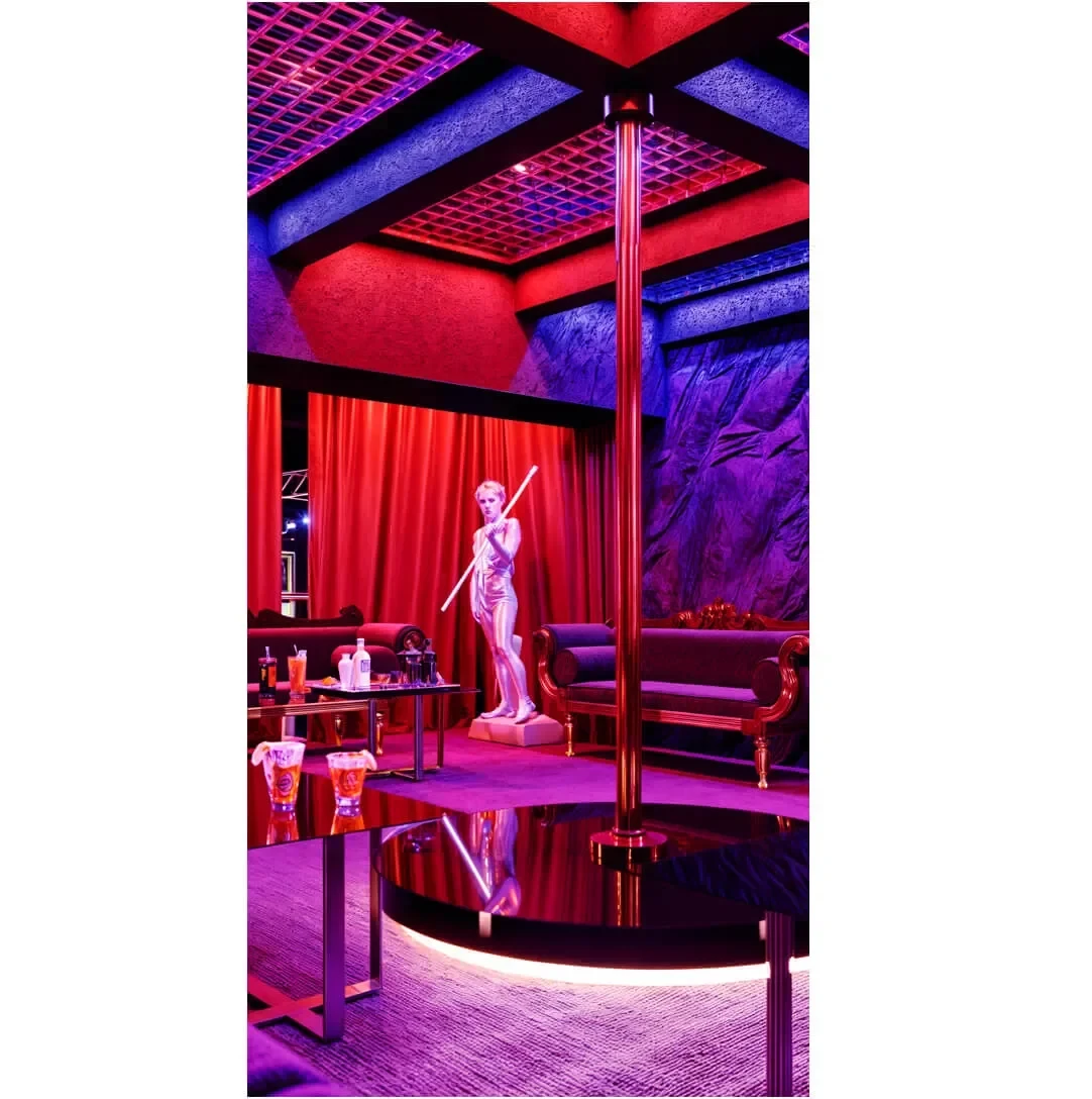 Bar con iluminación neón roja y morada