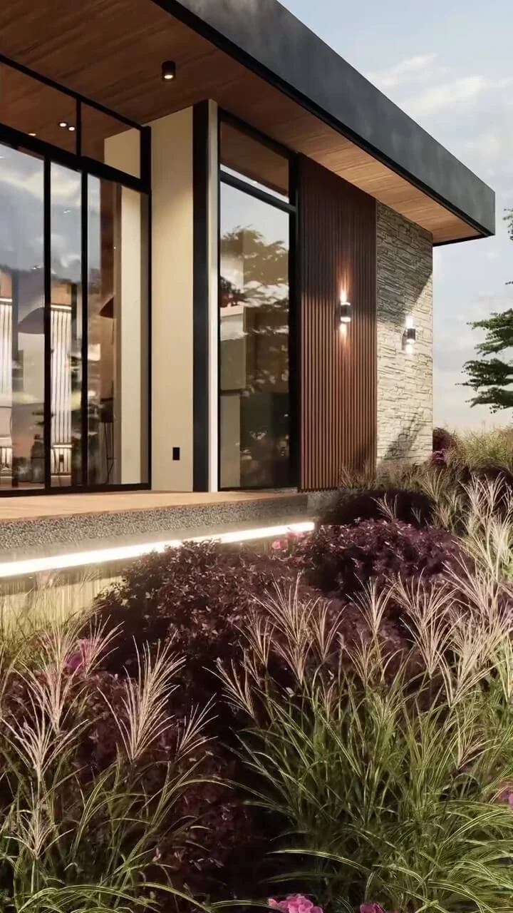 Casa campestre con fachada de madera y jardín