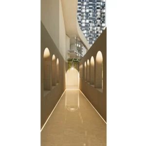 Pasillo estrecho con iluminación cálida y techo decorativo