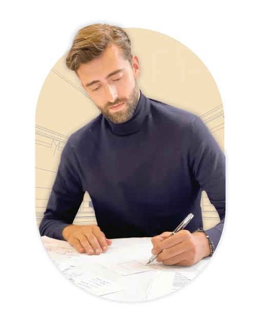 Santiago Rubiano, arquitecto, escribiendo en su escritorio